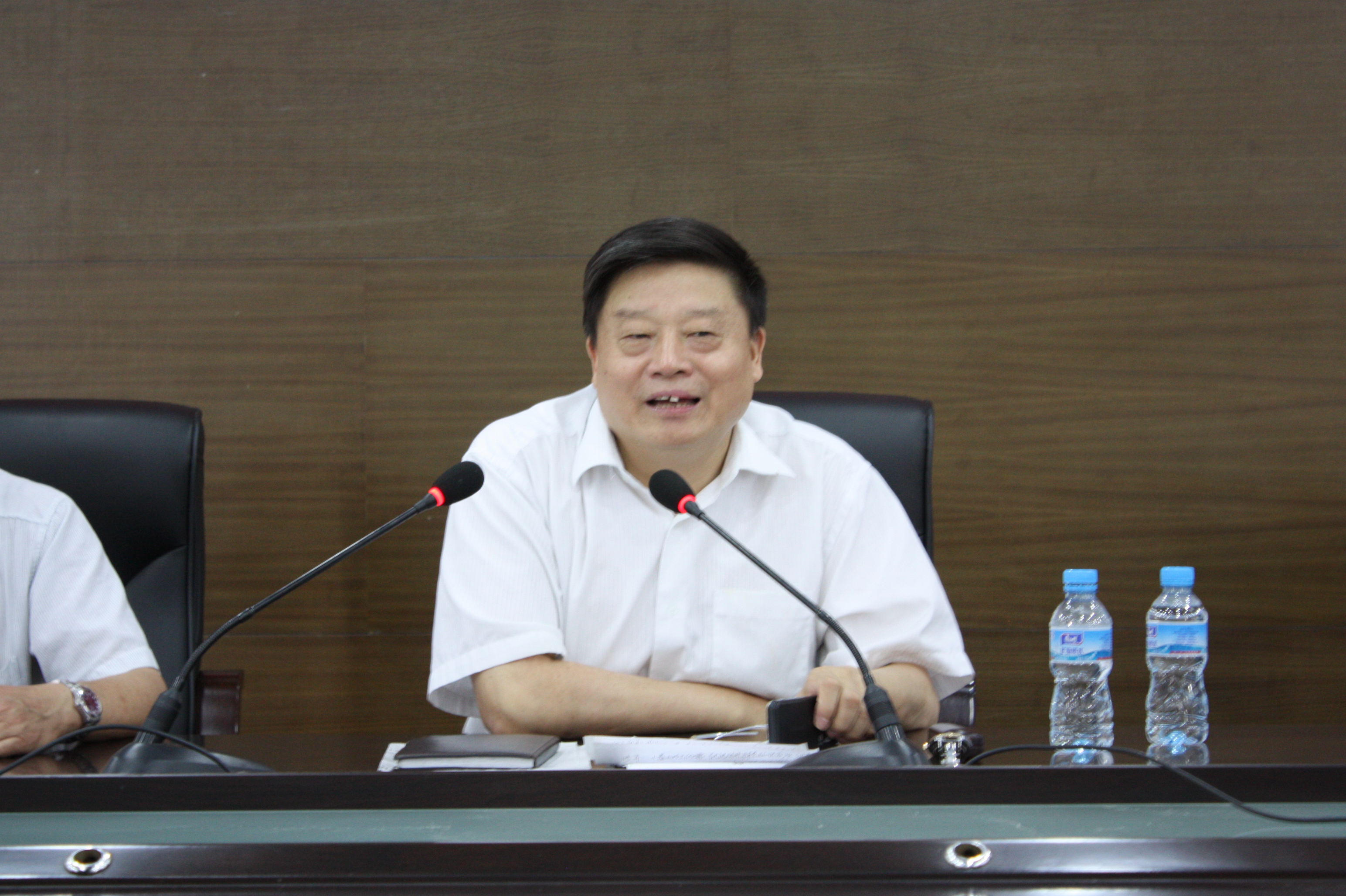 万里集团董事长_国岳集团董事长图片(2)