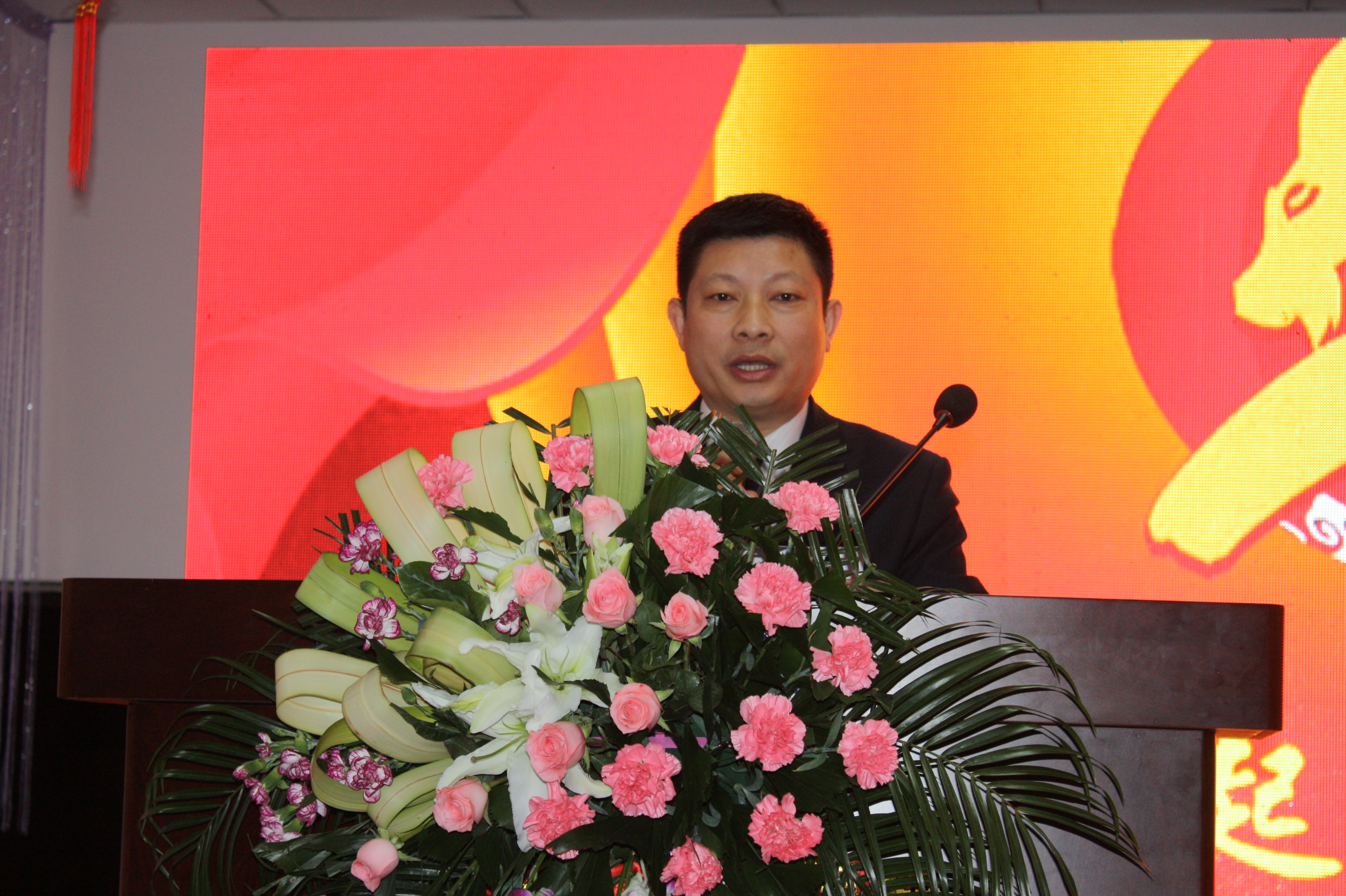 合唱的节目《我们走在大路上》,成为节目演出的一大亮点而受